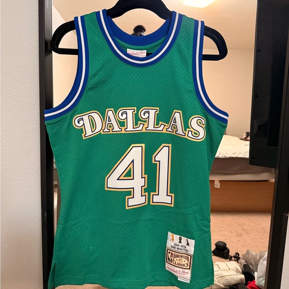 Mavs Dirk Nowitzki Basketball Jersey - Picture 2 of 5